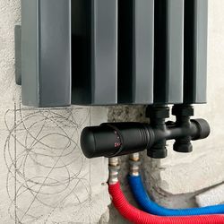 Подключение черного вертикального радиатора с помощью узла нижнего подключения с термоголовкой