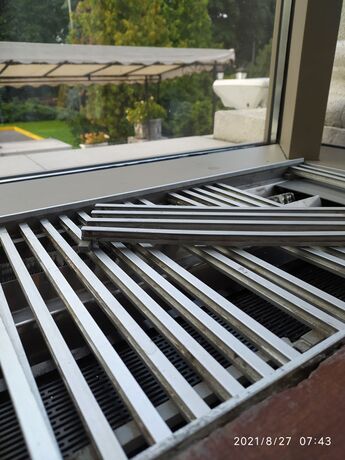 Фото старих решіток у ресторані Прага 1