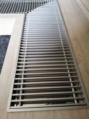 Решітка Carrera алюмінієва з рамкою