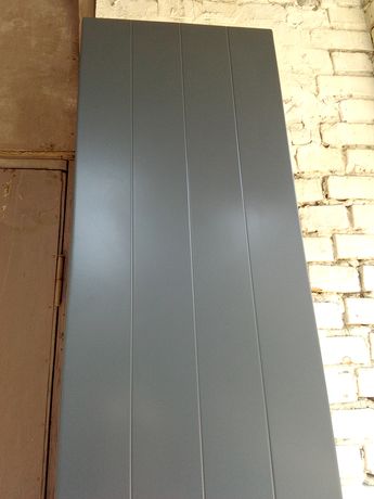 Вертикальний сталевий радіатор сірого кольору