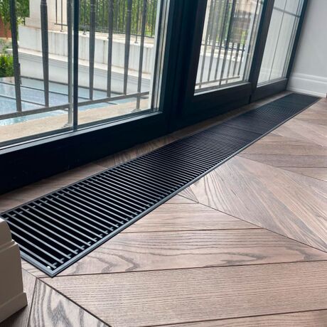 Чорна решітка з рамкою для внутрішньопідлогового конвектора