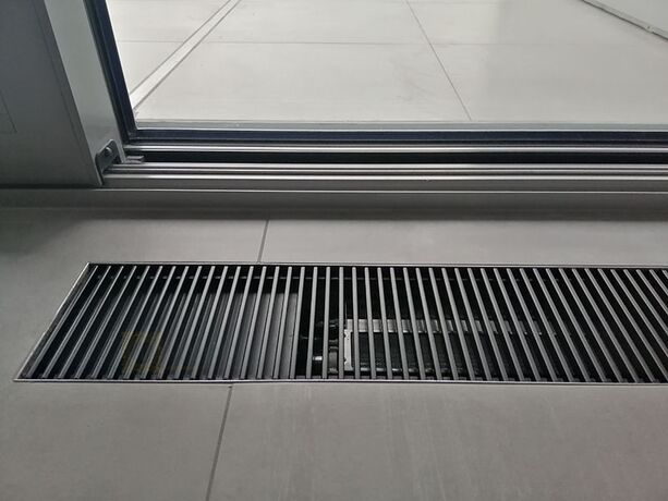 Чорна решітка без рамки для вбудованого конвектора