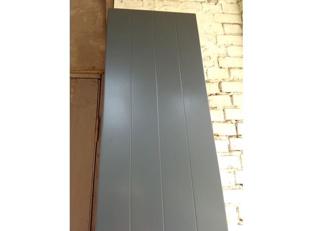 Вертикальный стальной радиатор серого цвета