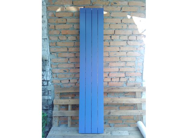 Вертикальний алюмінієвий радіатор блакитного кольору RAL 5023 матовий